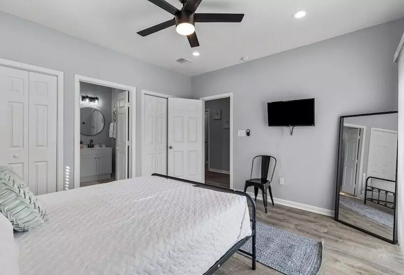 Retreat To A Brand New Downtown Home 4br/3ba!