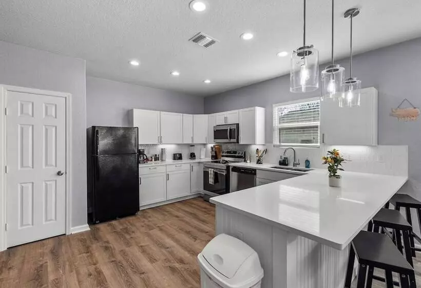 Retreat To A Brand New Downtown Home 4br/3ba!