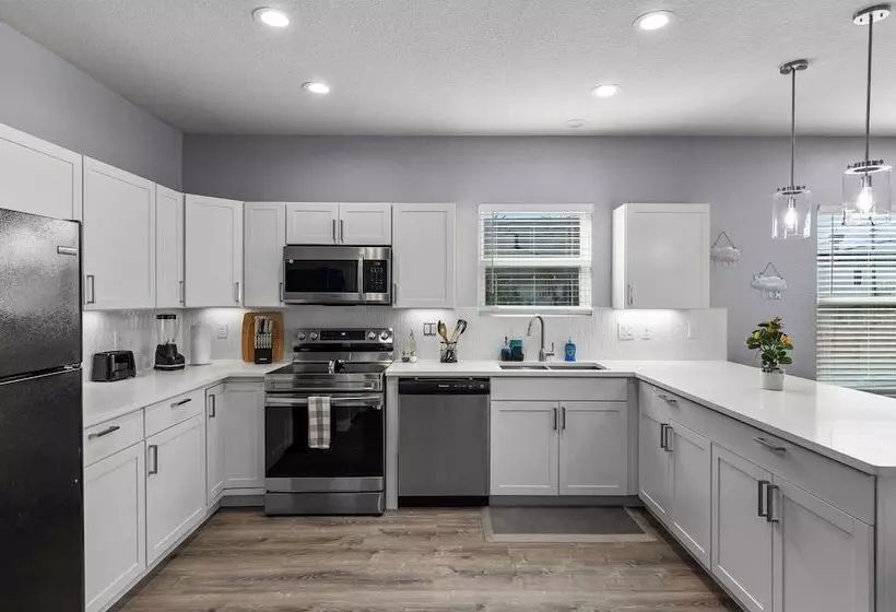 Retreat To A Brand New Downtown Home 4br/3ba!