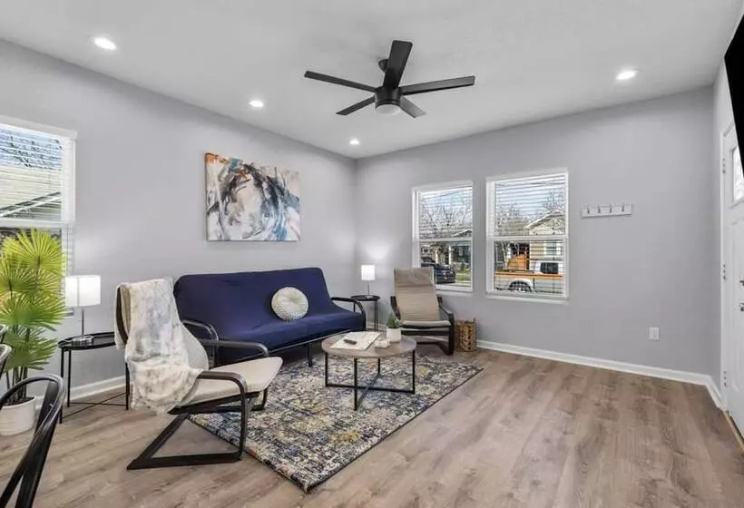 Retreat To A Brand New Downtown Home 4br/3ba!