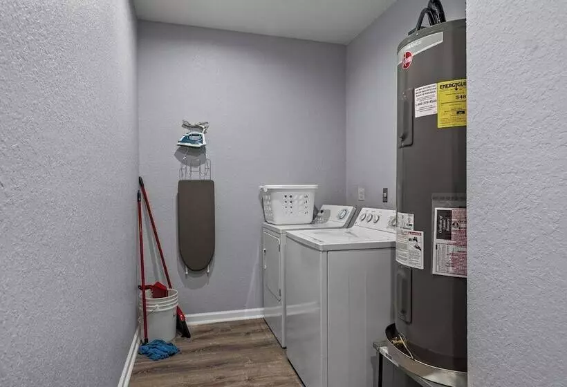 Retreat To A Brand New Downtown Home 4br/3ba!