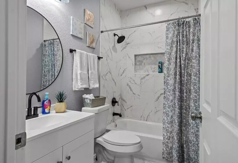 Retreat To A Brand New Downtown Home 4br/3ba!