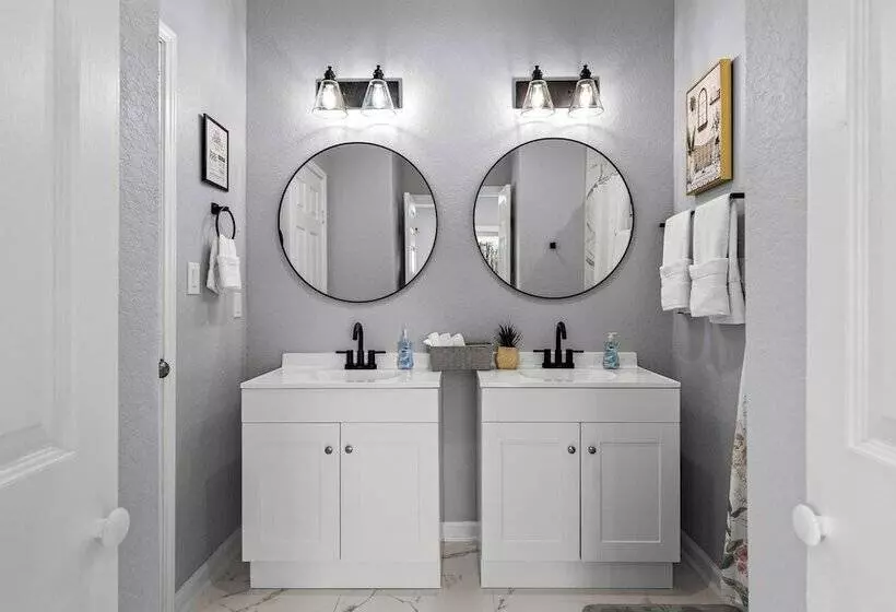 Retreat To A Brand New Downtown Home 4br/3ba!