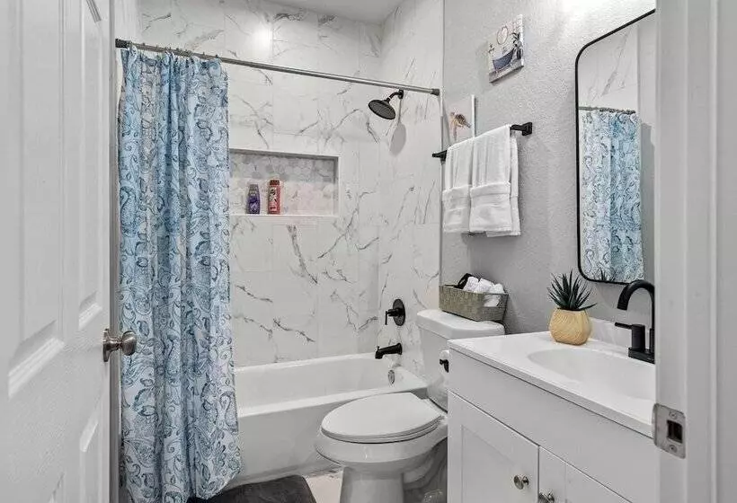Retreat To A Brand New Downtown Home 4br/3ba!