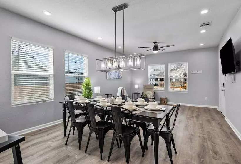 Retreat To A Brand New Downtown Home 4br/3ba!