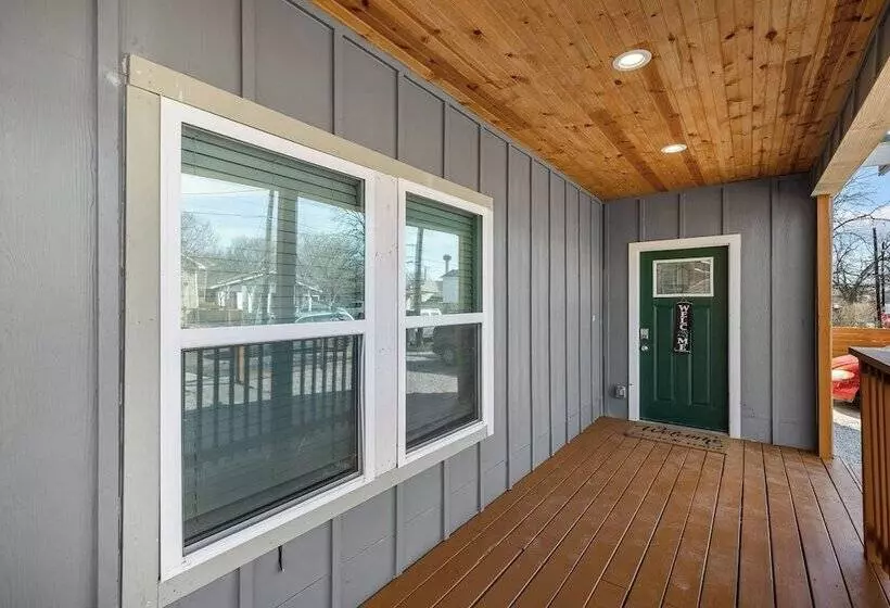 Retreat To A Brand New Downtown Home 4br/3ba!