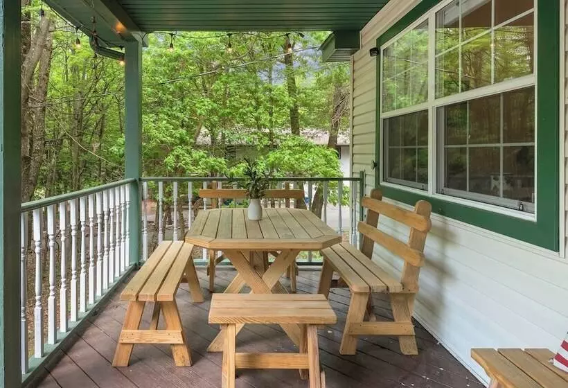 Ridge Retreat By Avantstay Game Room, Covered Porch, & Fire Pit!