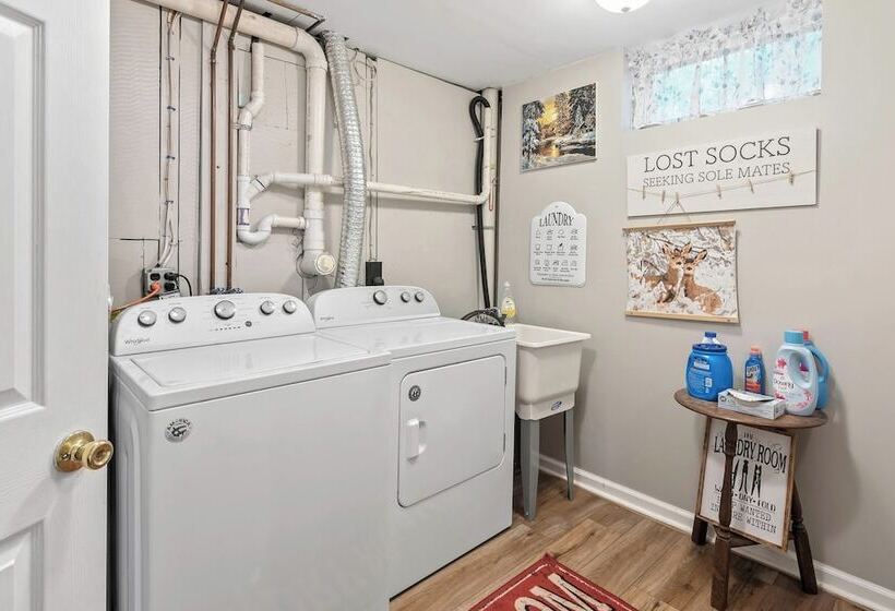 Ridge Retreat By Avantstay Game Room, Covered Porch, & Fire Pit!