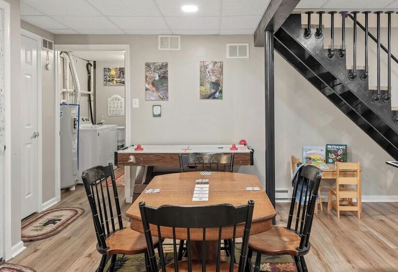 Ridge Retreat By Avantstay Game Room, Covered Porch, & Fire Pit!