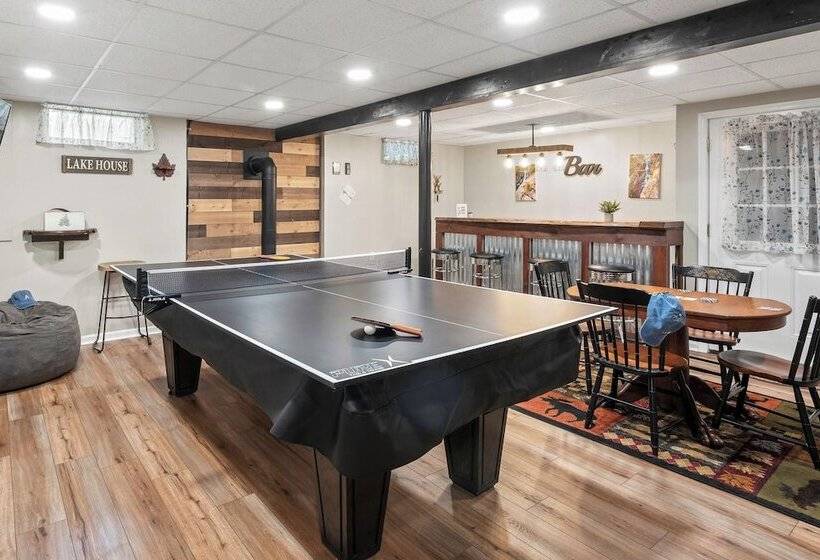 Ridge Retreat By Avantstay Game Room, Covered Porch, & Fire Pit!