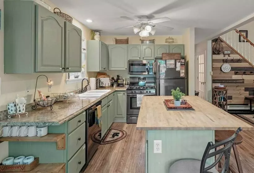 Ridge Retreat By Avantstay Game Room, Covered Porch, & Fire Pit!