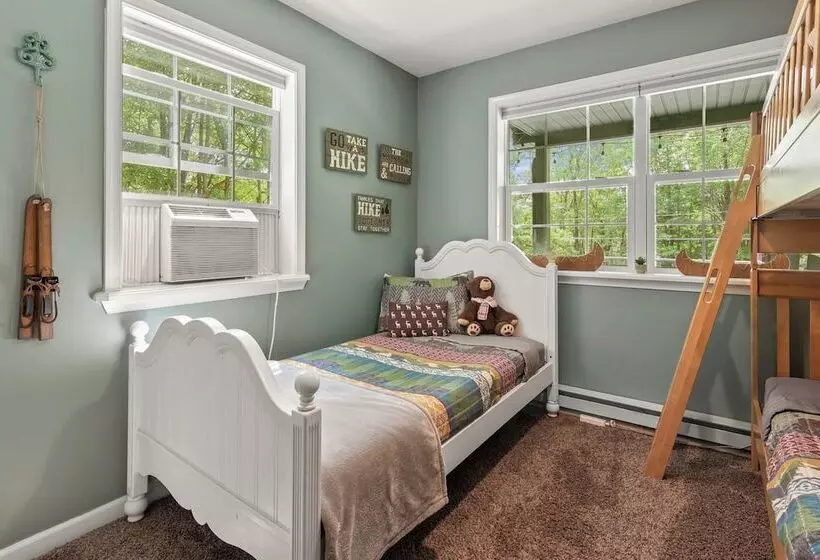 Ridge Retreat By Avantstay Game Room, Covered Porch, & Fire Pit!