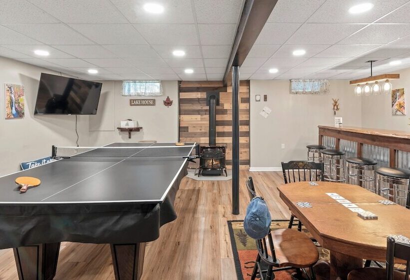 Ridge Retreat By Avantstay Game Room, Covered Porch, & Fire Pit!