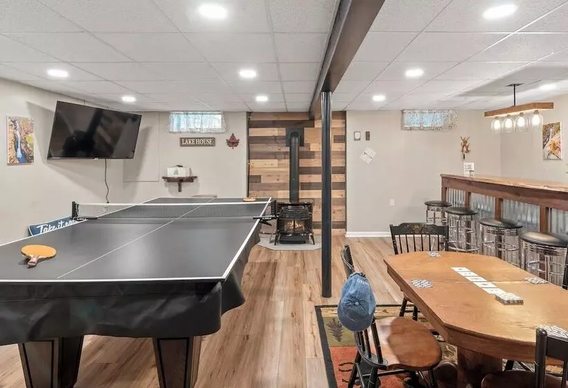 Ridge Retreat By Avantstay Game Room, Covered Porch, & Fire Pit!