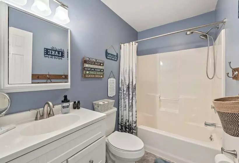 Ridge Retreat By Avantstay Game Room, Covered Porch, & Fire Pit!