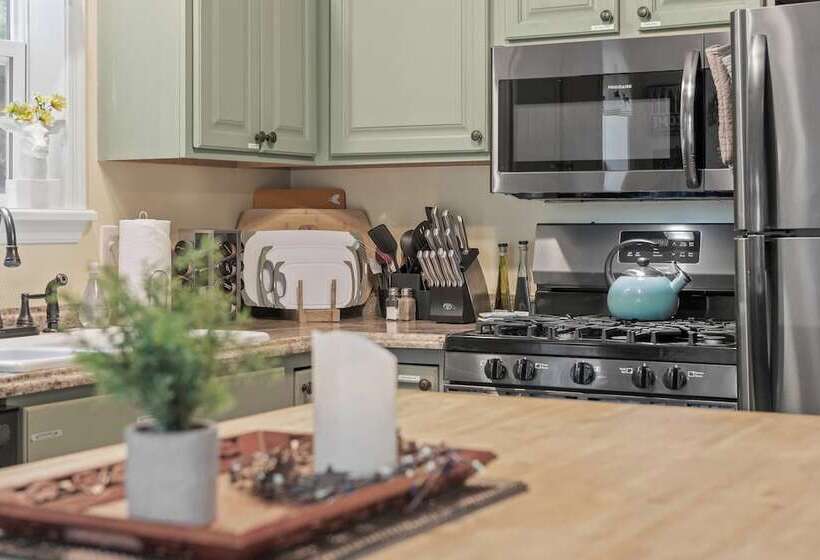 Ridge Retreat By Avantstay Game Room, Covered Porch, & Fire Pit!