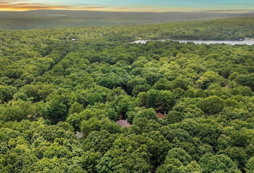 Ridge Retreat By Avantstay Game Room, Covered Porch, & Fire Pit!