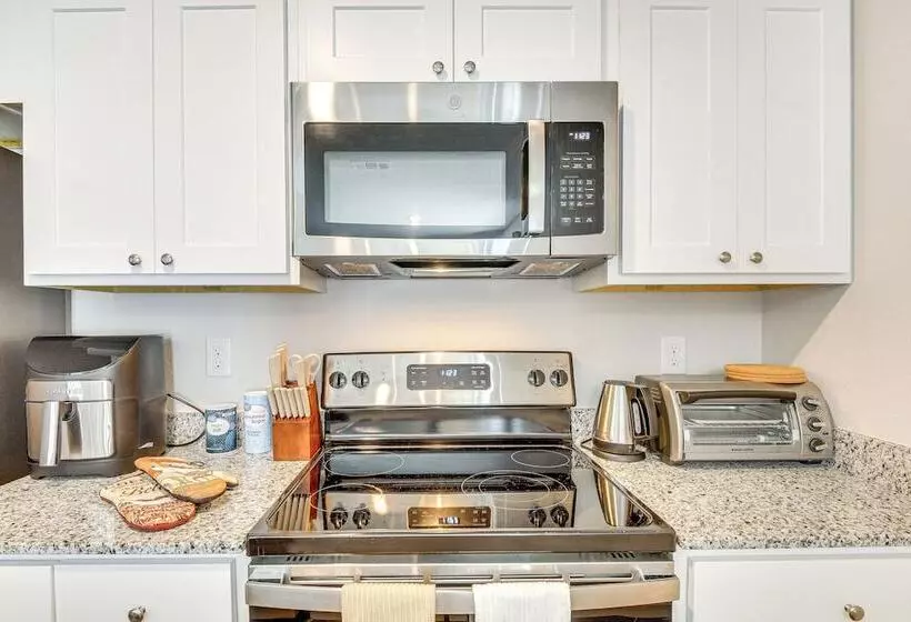 Sunny Palm Coast Home: 10 Mi To Flagler Beach!