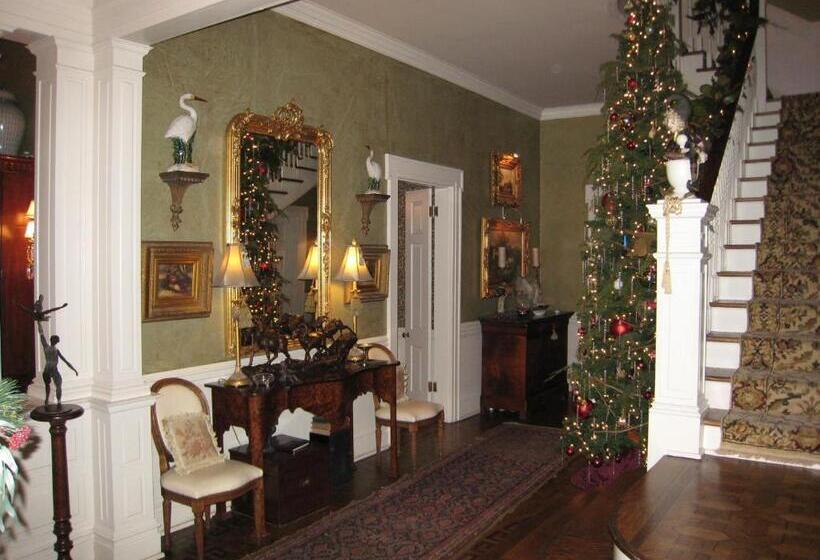 Bed and Breakfast Belle Oaks Inn