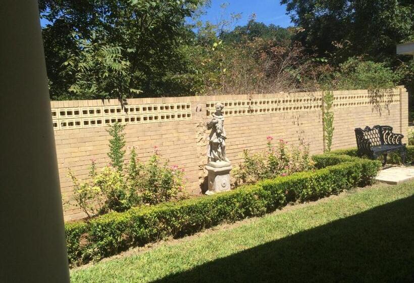 Bed and Breakfast Belle Oaks Inn