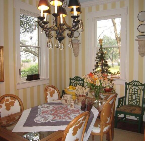 Bed and Breakfast Belle Oaks Inn