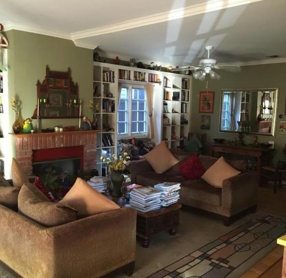 Elaine S Hollywood Bed & Breakfast