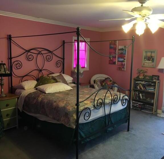 Elaine S Hollywood Bed & Breakfast