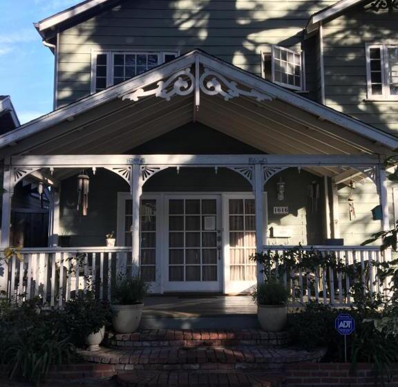 Elaine S Hollywood Bed & Breakfast