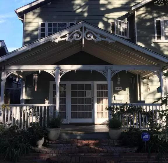 Elaine S Hollywood Bed & Breakfast