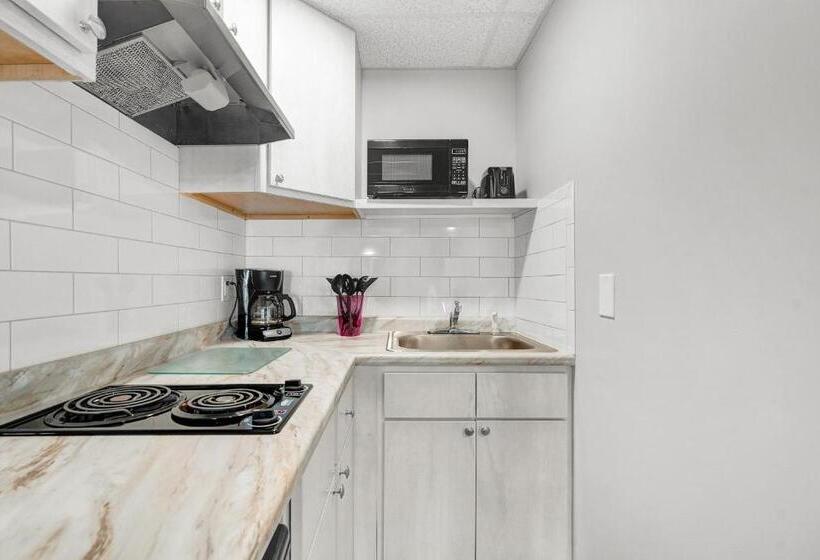 فندق على الطريق Abellona Inn & Suites