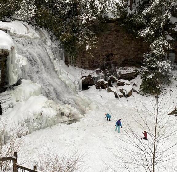 فندق على الطريق The Garrett Inn