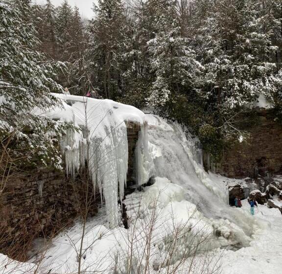 فندق على الطريق The Garrett Inn