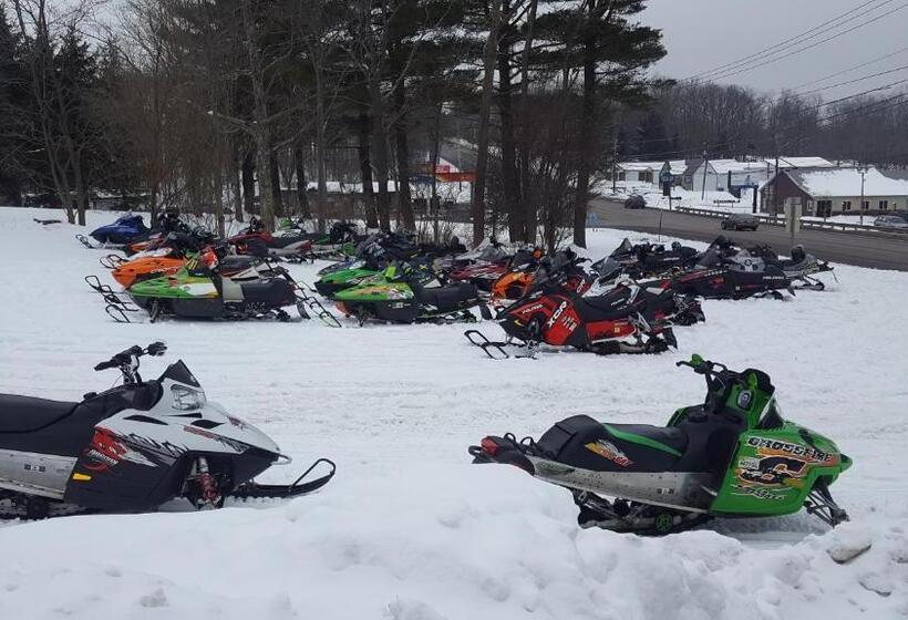 فندق على الطريق The Garrett Inn