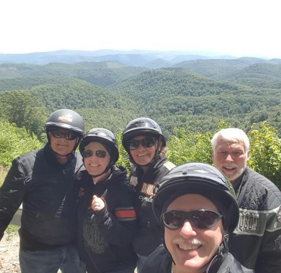 فندق على الطريق The Garrett Inn