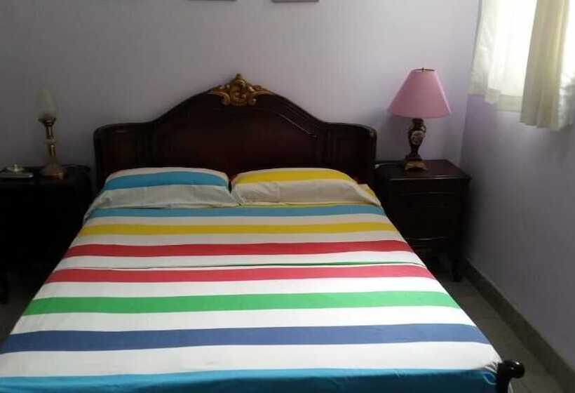 پانسیون Cary Apartment