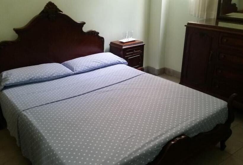 پانسیون Cary Apartment