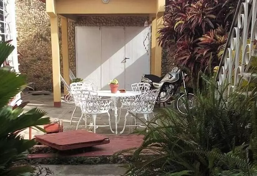 ペンション Hostal Omar Esquerra Trinidad