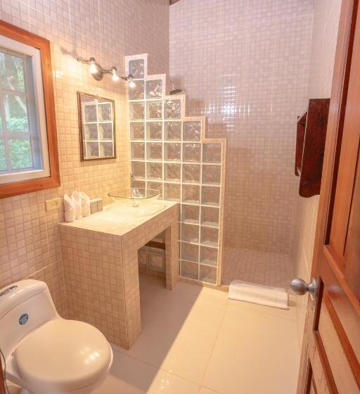 هتل The Monkey Bowl Boutique Skate