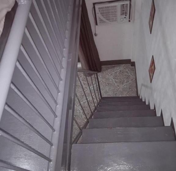 Sarah S Garden Bnb & Bnb Spa Family Room With Livingroom