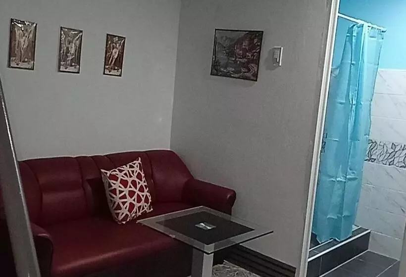 Sarah S Garden Bnb & Bnb Spa Family Room With Livingroom