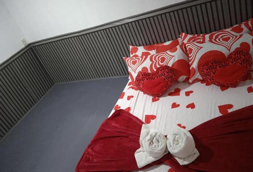 Sarah S Garden Bnb & Bnb Spa Family Room With Livingroom