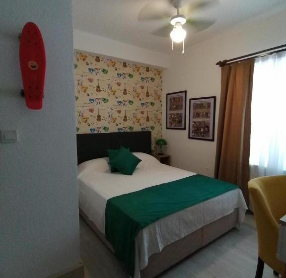 تختخواب و صبحانه History Aparts