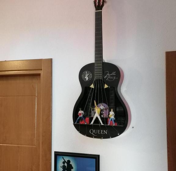 تختخواب و صبحانه History Aparts