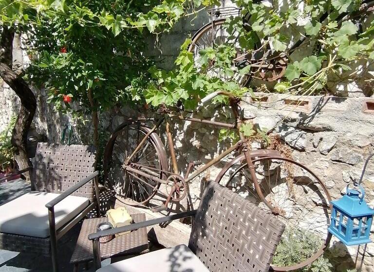 تختخواب و صبحانه History Aparts