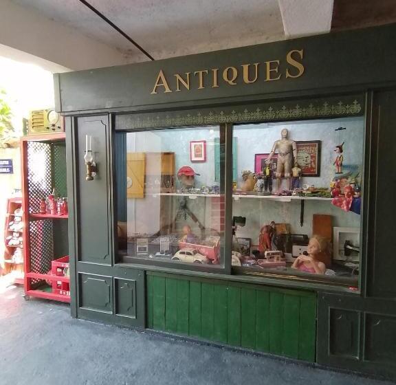 تختخواب و صبحانه History Aparts