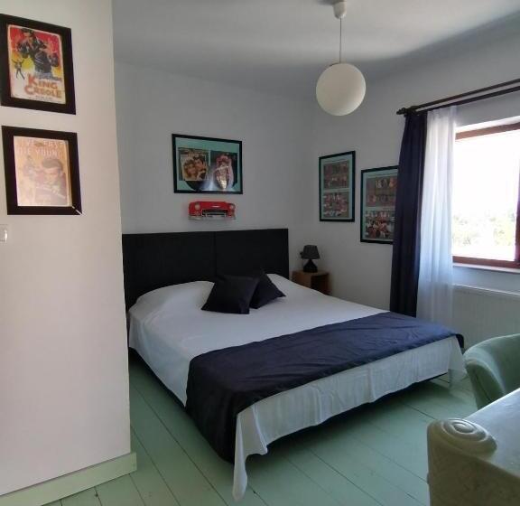 تختخواب و صبحانه History Aparts