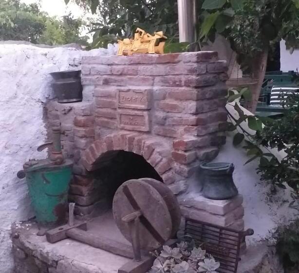 تختخواب و صبحانه History Aparts