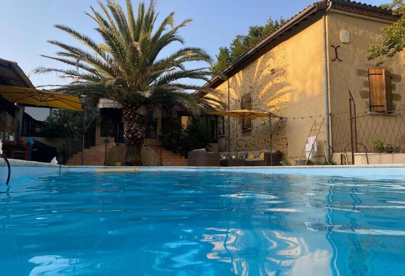 민박 La Cabane Lacourrège