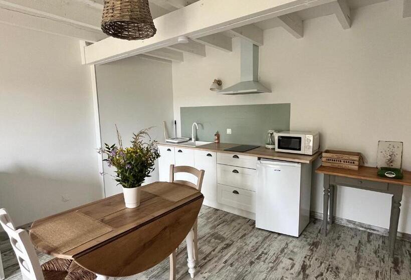 민박 La Cabane Lacourrège