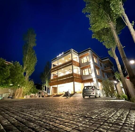 Hotel Lungpa Valley Skara